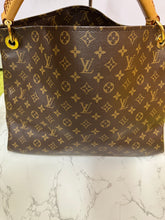 Load image into Gallery viewer, LOUIS VUITTON Artsy Monogram MM
