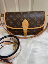 Load image into Gallery viewer, Louis Vuitton Diane
