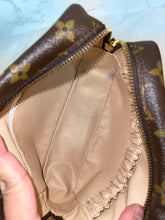 Load image into Gallery viewer, LOUIS VUITTON Monogram Trousse Toilette 18
