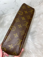 Load image into Gallery viewer, LOUIS VUITTON Monogram Trousse Toilette 23
