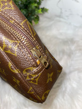 Load image into Gallery viewer, LOUIS VUITTON Monogram Trousse Toilette 23
