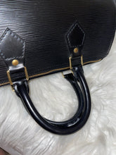 Load image into Gallery viewer, LOUIS VUITTON Epi Speedy 25
