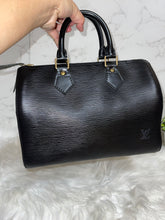 Load image into Gallery viewer, LOUIS VUITTON Epi Speedy 25
