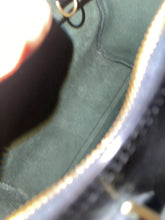 Load image into Gallery viewer, LOUIS VUITTON Epi Speedy 25
