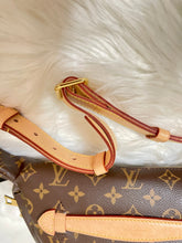 Load image into Gallery viewer, LOUIS VUITTON Bumbag Monogram Canvas
