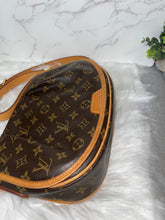 Load image into Gallery viewer, LOUIS VUITTON Monogram Menilmontant PM
