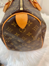 Load image into Gallery viewer, LOUIS VUITTON Monogram Canvas Speedy 35
