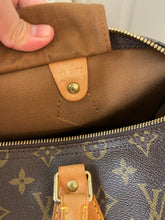 Load image into Gallery viewer, LOUIS VUITTON Monogram Canvas Speedy 35
