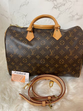 Load image into Gallery viewer, LOUIS VUITTON Monogram Bandoulière Speedy 35
