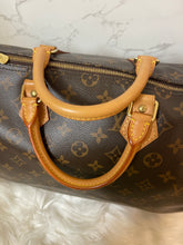 Load image into Gallery viewer, LOUIS VUITTON Monogram Bandoulière Speedy 35
