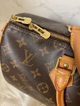 Load image into Gallery viewer, LOUIS VUITTON Monogram Bandoulière Speedy 35
