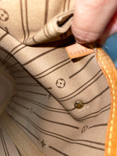 Load image into Gallery viewer, LOUIS VUITTON Neverful Monogram MM
