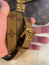 Load image into Gallery viewer, LOUIS VUITTON Pochette Metis Reverse (New 2022)
