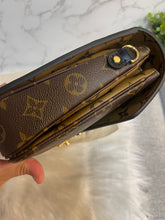 Load image into Gallery viewer, LOUIS VUITTON Pochette Metis Reverse (New 2022)
