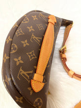 Load image into Gallery viewer, LOUIS VUITTON Monogram Bumbag
