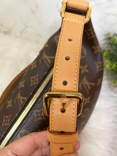 Load image into Gallery viewer, LOUIS VUITTON Monogram Bumbag
