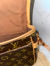 Load image into Gallery viewer, LOUIS VUITTON Sologne Monogram
