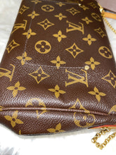 Load image into Gallery viewer, LOUIS VUITTON Monogram Favorite MM
