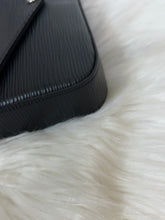 Load image into Gallery viewer, LOUIS VUITTON Pochette Félicie Epi Leather - Black
