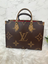 Load image into Gallery viewer, LOUIS VUITTON On-The-Go Reverse MM
