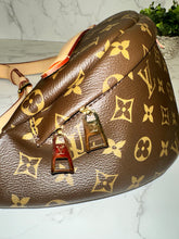Load image into Gallery viewer, LOUIS VUITTON Monogram Bumbag
