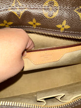 Load image into Gallery viewer, LOUIS VUITTON Monogram Luco
