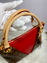 Load image into Gallery viewer, LOUIS VUITTON V Tote

