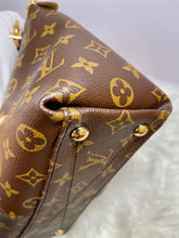 Load image into Gallery viewer, LOUIS VUITTON V Tote
