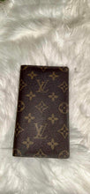 Load image into Gallery viewer, Louis Vuitton Passport Holder Monogram
